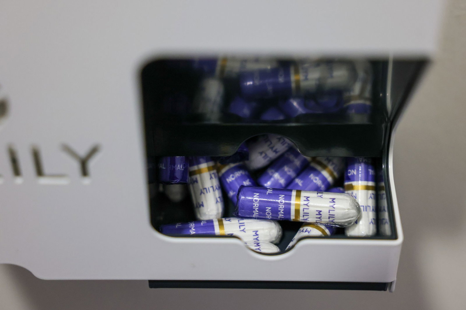 Viele große Kommunen im Südwesten bieten in öffentlichen Gebäuden kostenlos Binden und Tampons an. (Illustration)