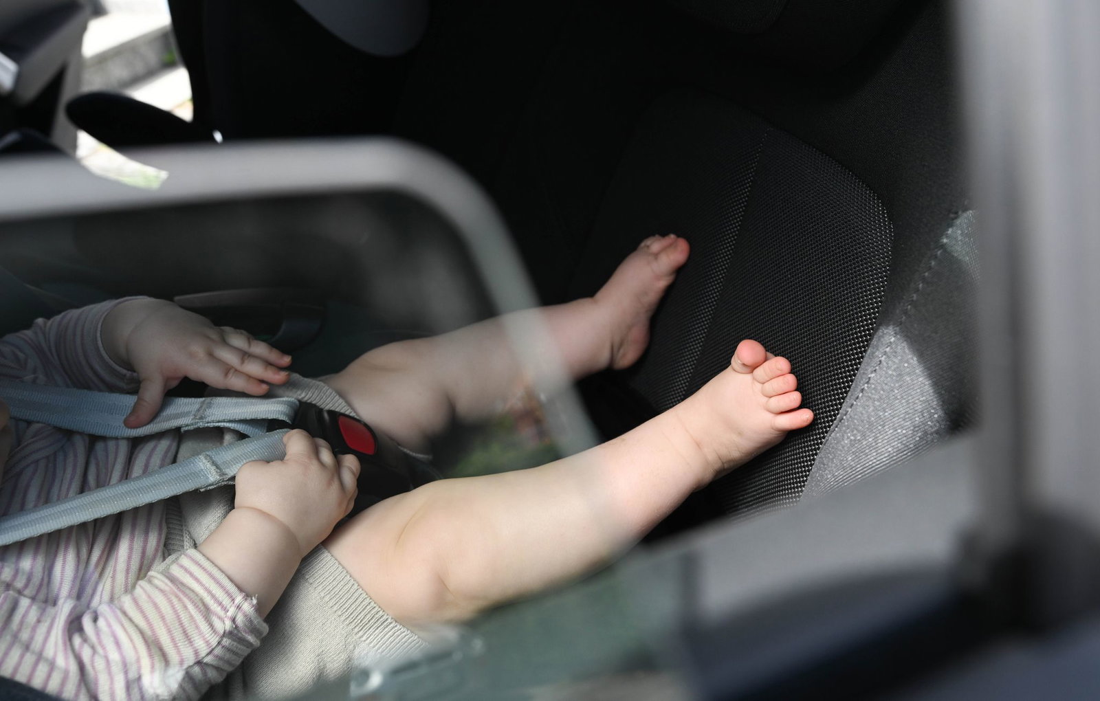 Die wichtigste ADAC-Regel dazu lautet: Ein Baby oder Kind sollte niemals allein in einem geparkten Auto zurückgelassen werden, auch nicht für wenige Minuten.(Archivbild)