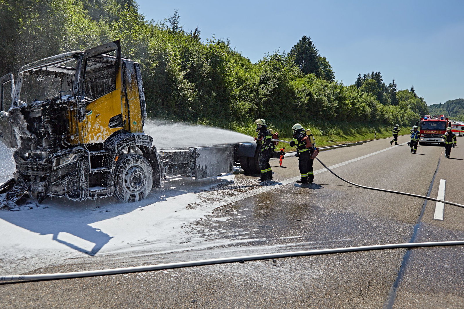 Die Feuerwehr löschte den Brand des Lastwagens mit Schaum.