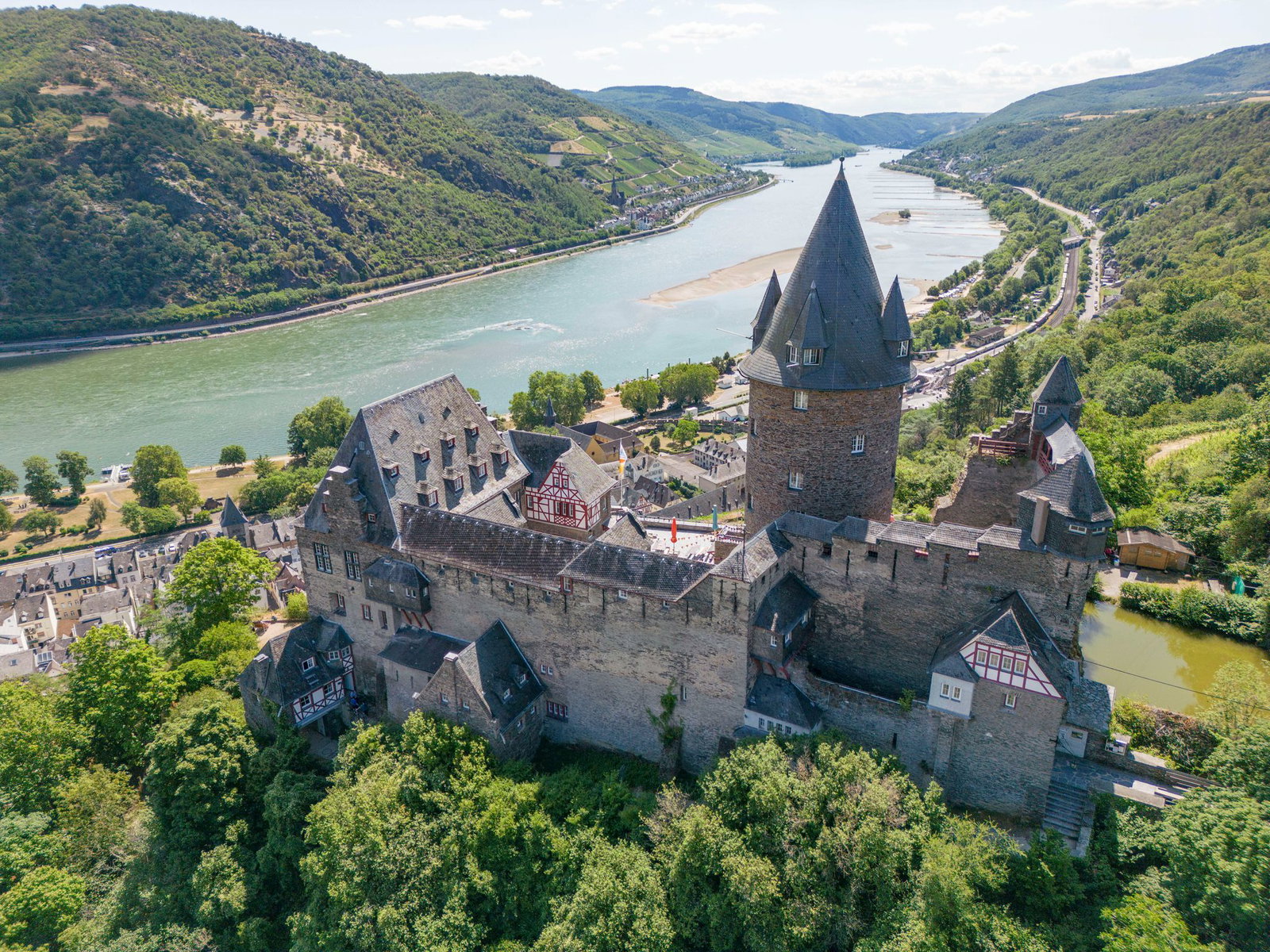 Die Ufer des Mittelrheintals sind vielerorts mit Festungen und Burgen bebaut - wie hier die Burg Stahleck in Bacharach. (Archivbild)