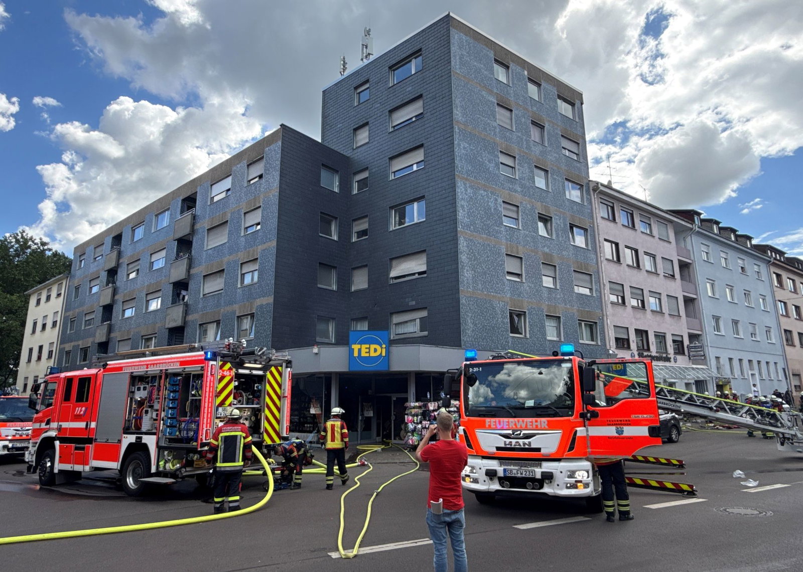 Die Feuerwehr löschte den Brand in dem Gebäude rasch.