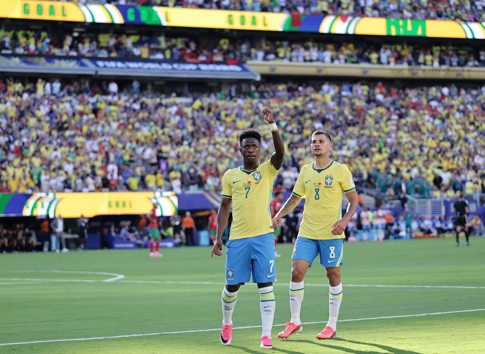 Vinícius Júnior (l.) ist Brasiliens große Offensiv-Hoffnung bei der WM.