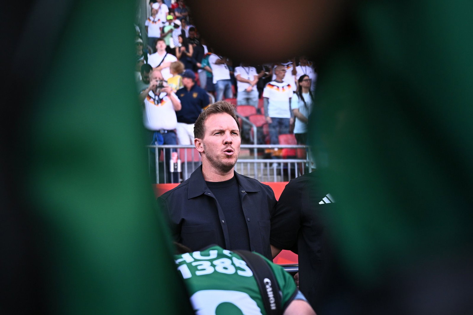Julian Nagelsmann mag die Situation bei der Nationalhymne mit den Fotografen vor ihm nicht. 