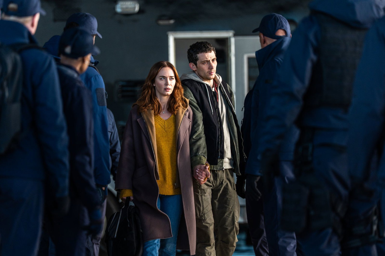 Wettermoderatorin Margaret Fairchild (Emily Blunt) und Cybersicherheitsexperte Daniel Kellner (Josh O'Connor) werden gejagt.