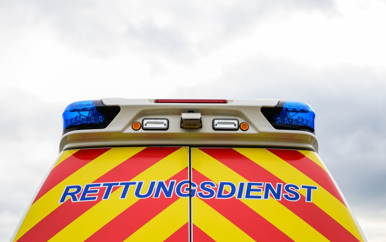 Der Rettungsdienst will dem Mann eigentlich helfen. (Symbolbild)
