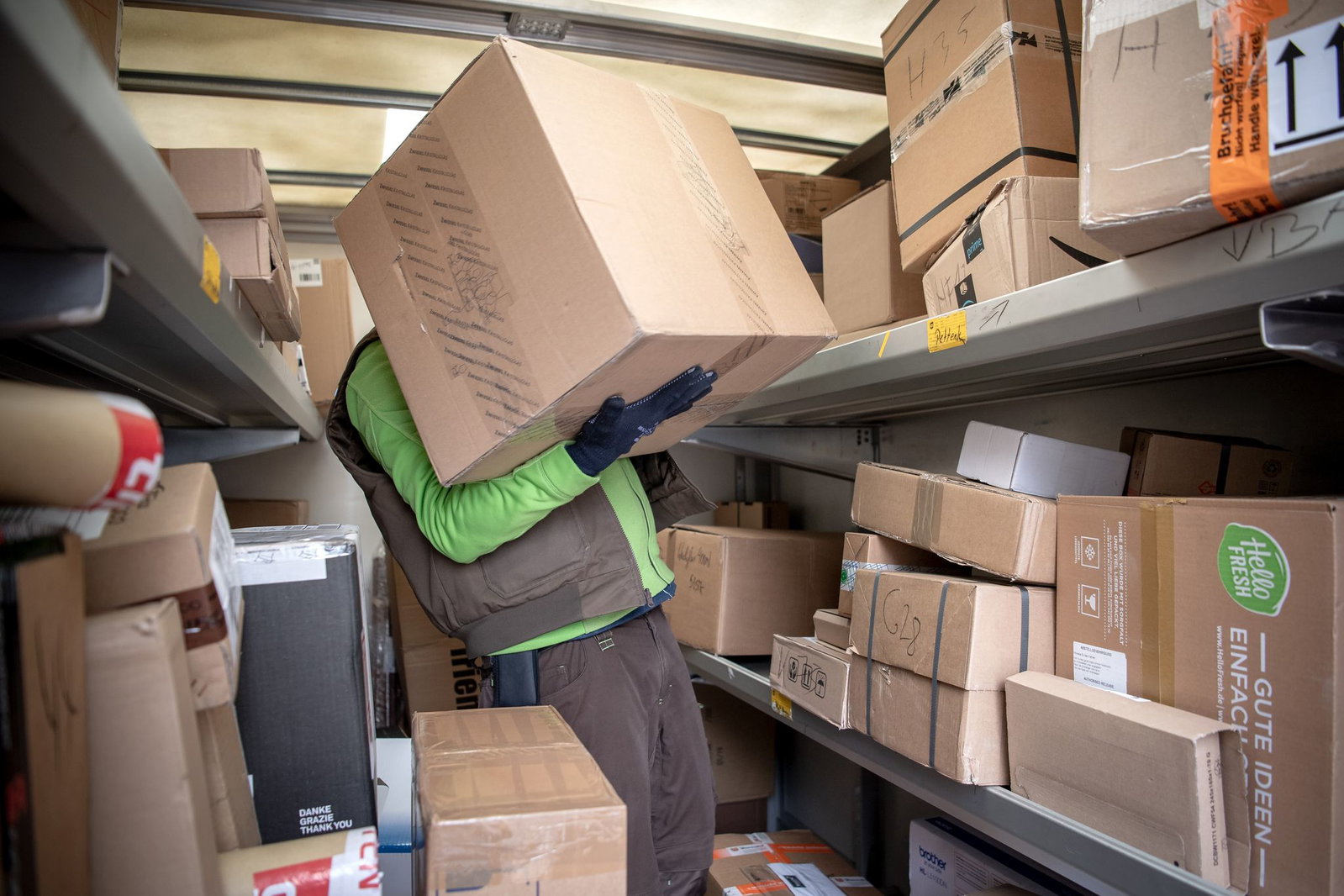 Der Paketbote entwendete Warensendungen im Wert von rund 20.000 Euro. (Symbolbild)