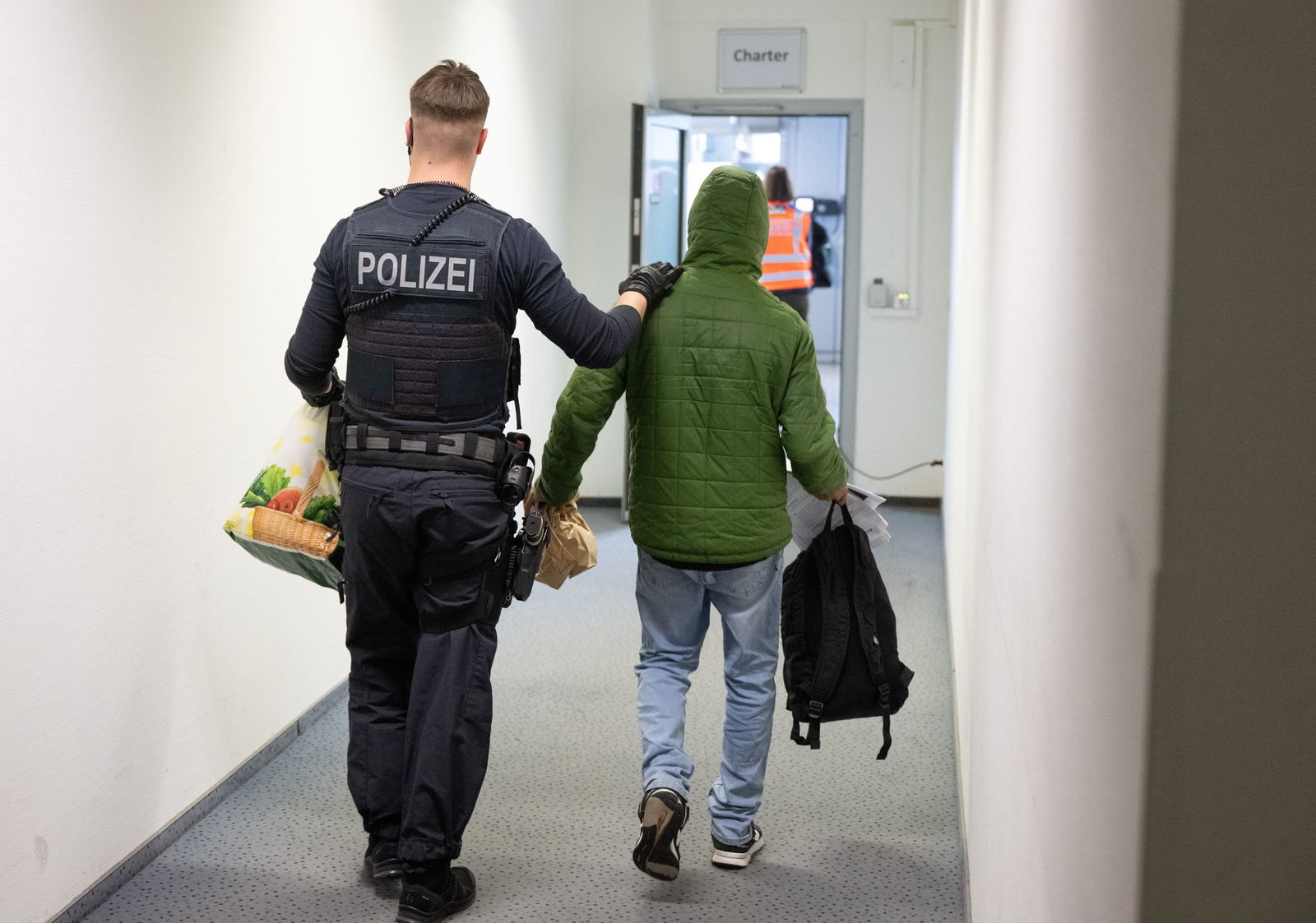 Aus dem Südwesten bearbeitet der Sonderstab Gefährliche Ausländer derzeit knapp 900 Fälle von Kriminellen oder gefährlichen Menschen, darunter zahlreiche schwere Straftäter. (Archivbild)