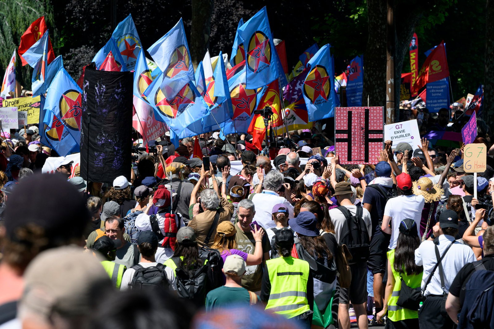 Eine Koalition aus rund 60 Gruppen hat zum Protest gegen die G7 aufgerufen.