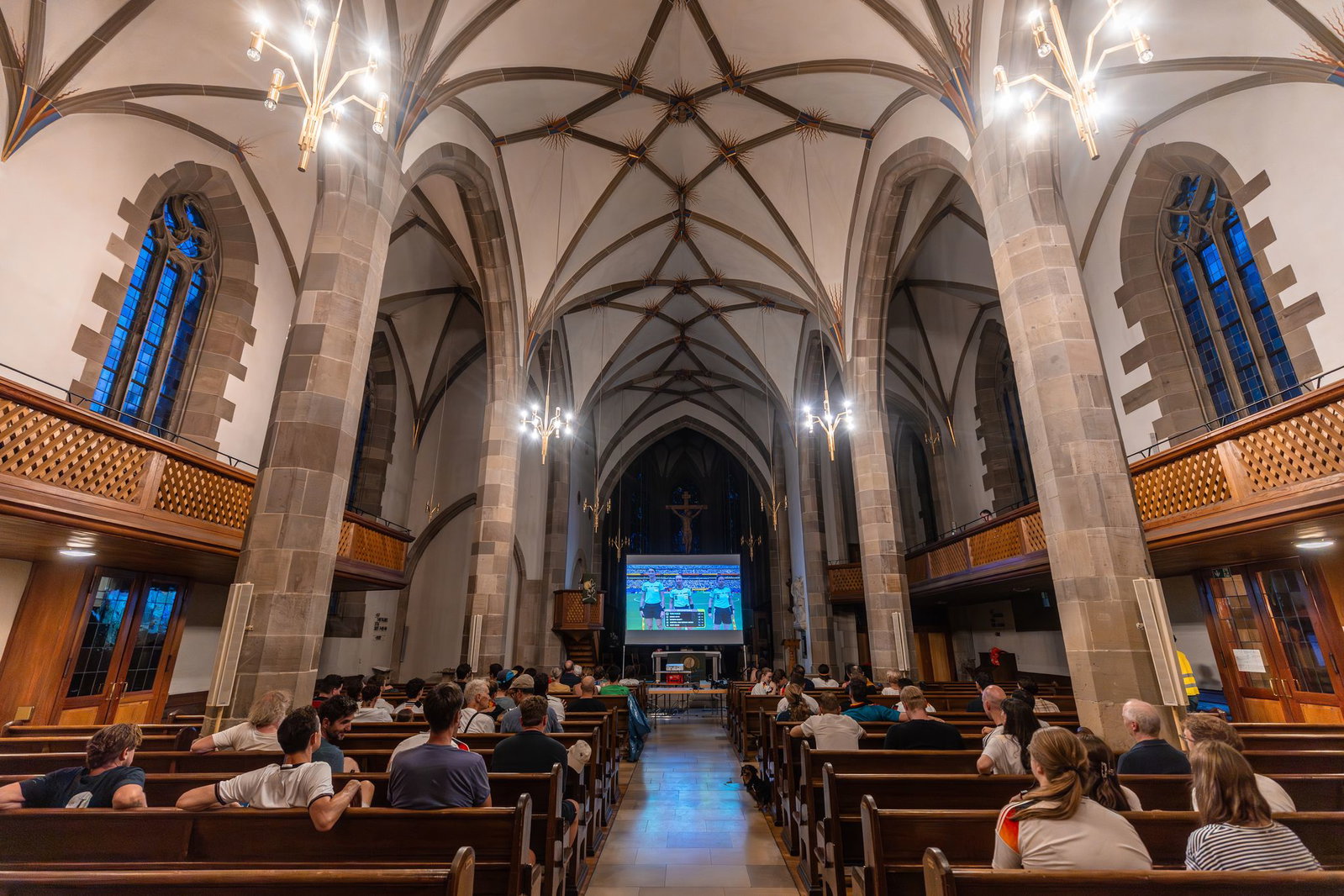 Zum ersten Public Viewing erschienen mehr als 200 Besucher.
