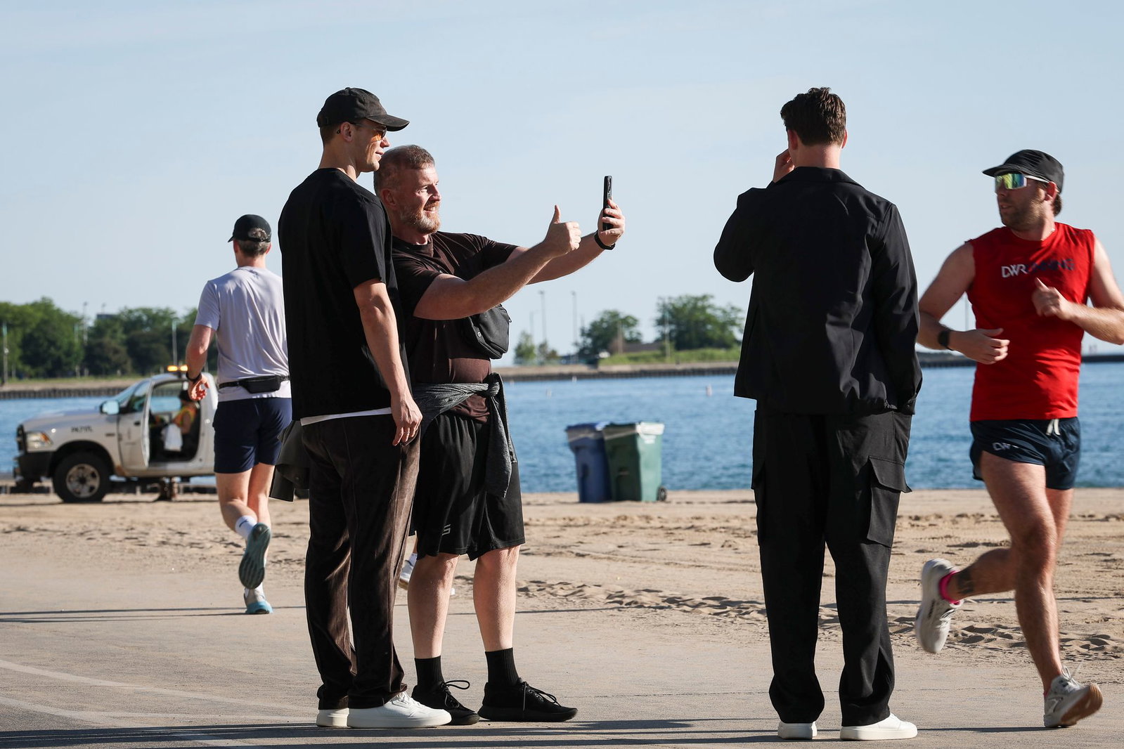 Nationaltorwart Manuel Neuer macht ein Foto mit einem Fan.