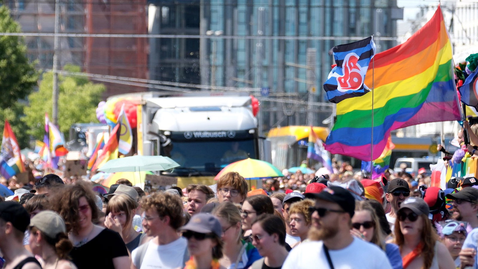 Umzug zum Christopher Street Day in Leipzig. (Archivbild)