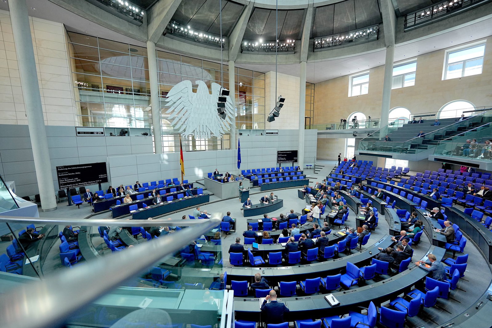 Die Fraktionen von Union und SPD wollen im Bundestag mit einer einmaligen Nullrunde bei den Bezügen der Abgeordneten ein Sparsignal in finanziell schwierigen Zeiten senden. (Archivbild)