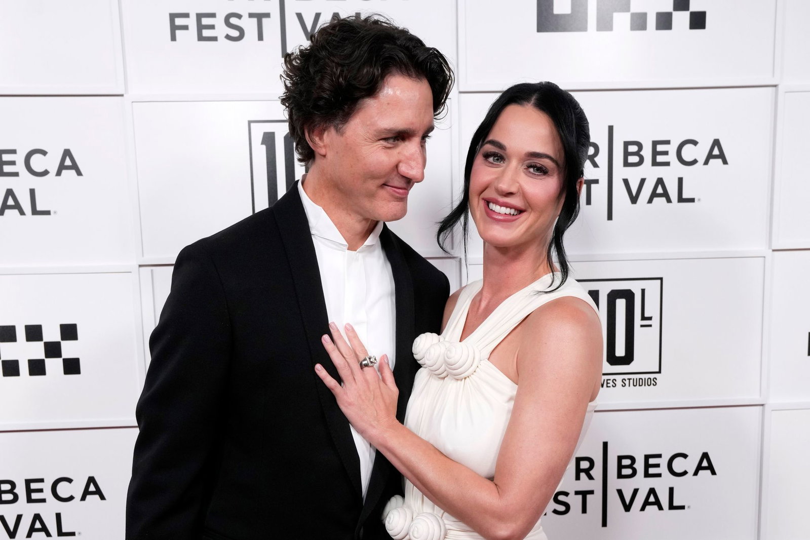 Popstar Katy Perry (41) hat sich bei der Premiere ihres neuen Films erstmals mit ihrem Partner, dem früheren kanadischen Premierminister Justin Trudeau (54), auf dem roten Teppich gezeigt. 