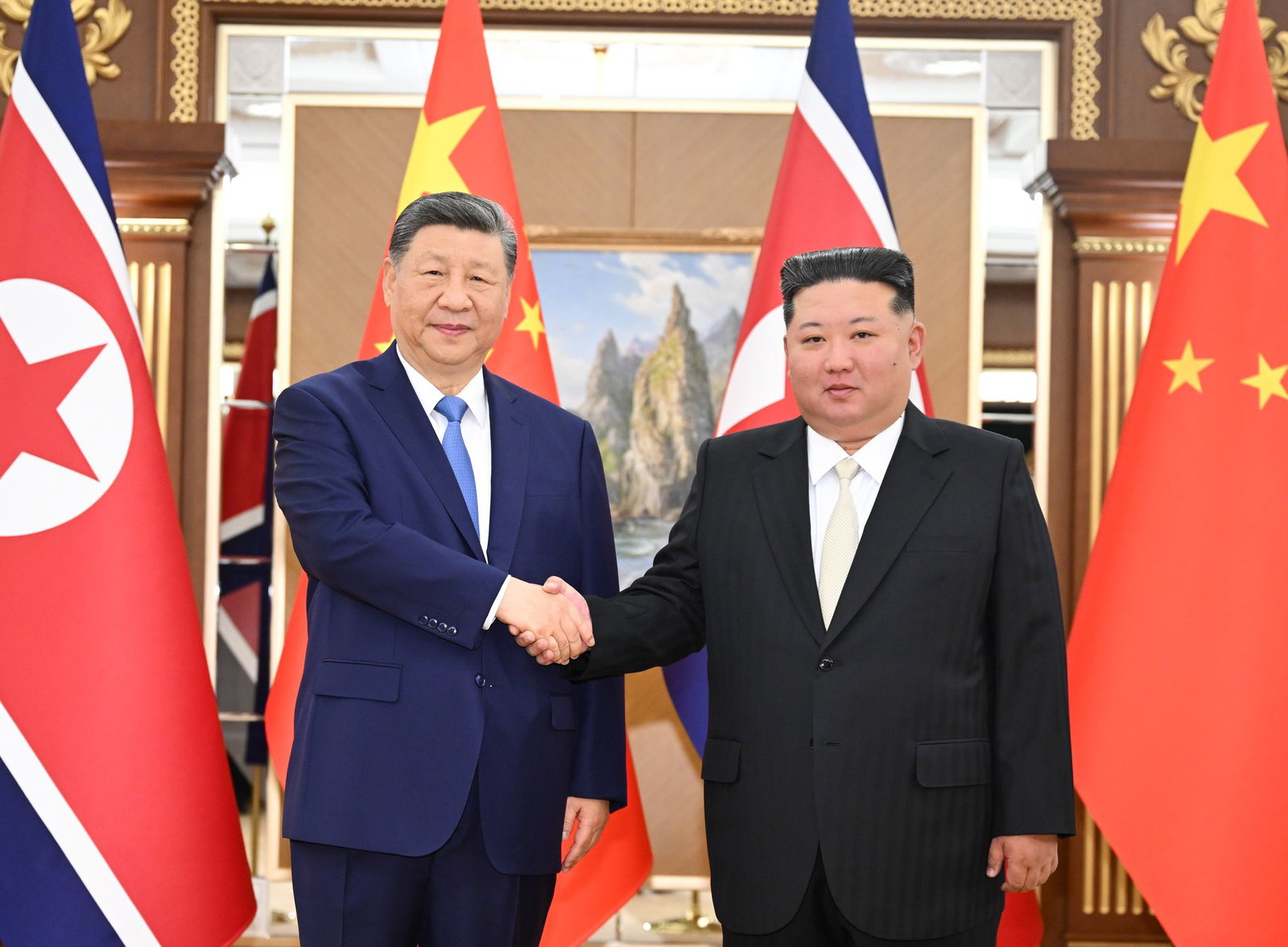 Der nordkoreanische Machthaber Kim Jong Un empfängt den chinesischen Präsidenten Xi Jinping. 