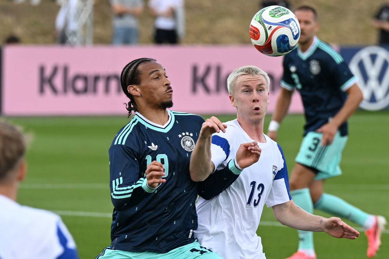 Leroy Sané (l) ist zum Herausforderer von Youngster Lennart Karl geworden.