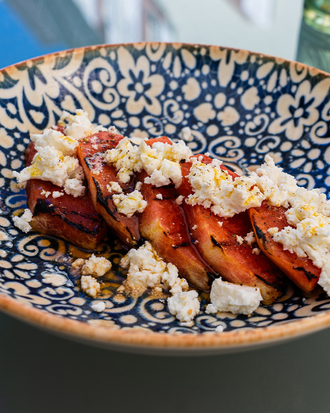 Gegrillte Wassermelone mit Fetakäse und Gewürzöl