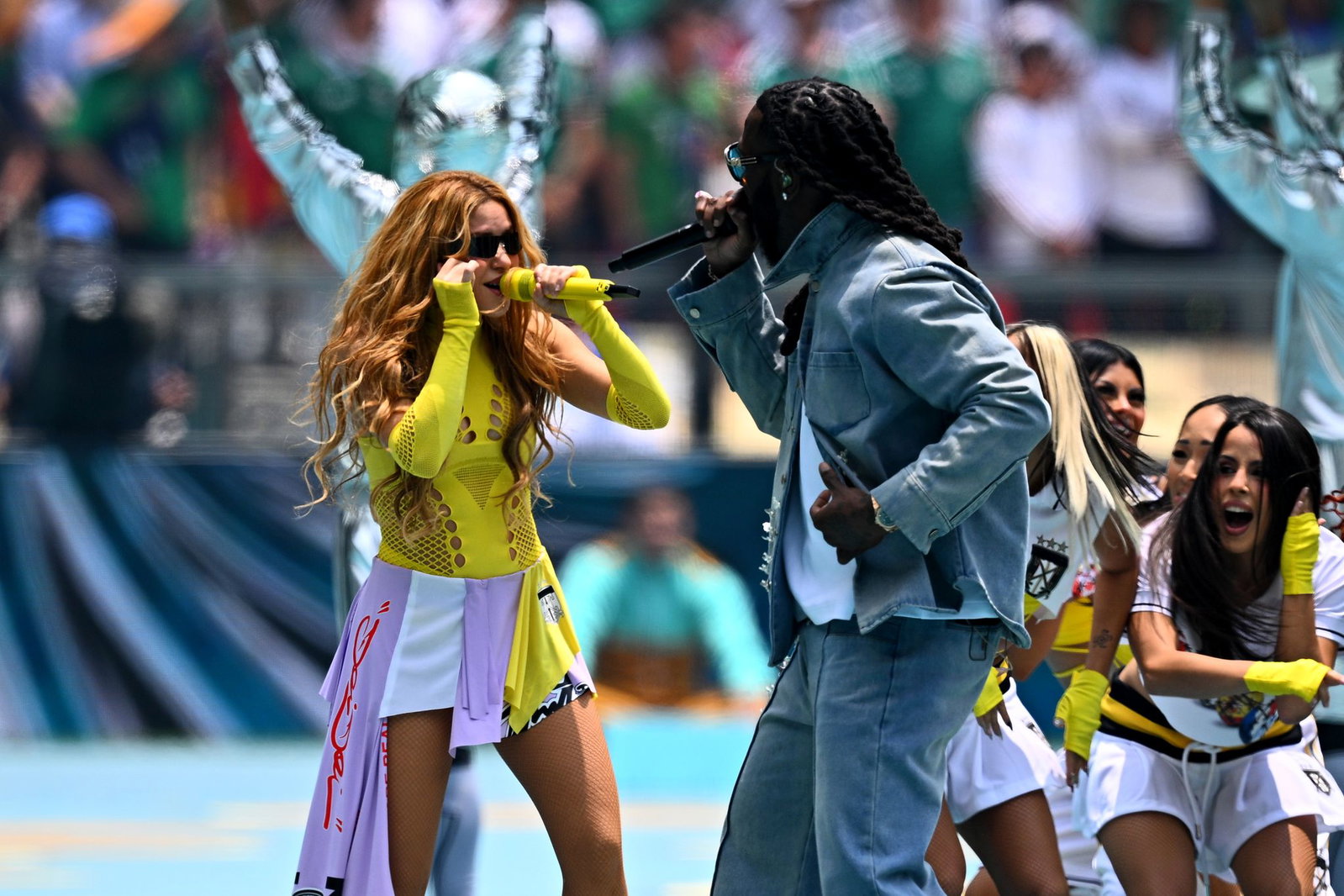 Superstar Shakira (l) und Burna Boy performen den WM-Song «Dai Dai».