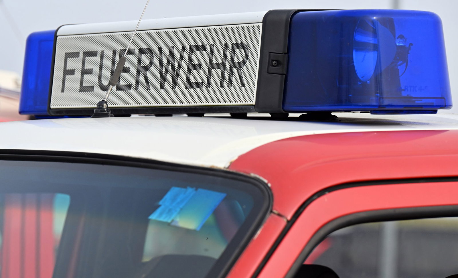 Die Feuerwehr konnte ein Übergreifen der Flammen auf andere Gebäude verhindern. (Symbolbild)