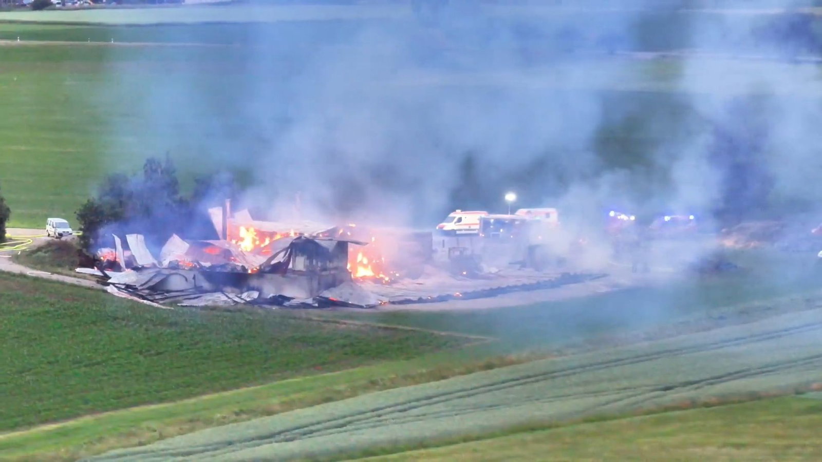 Eine Luftaufnahme zeigt das Ausmaß des Brandes