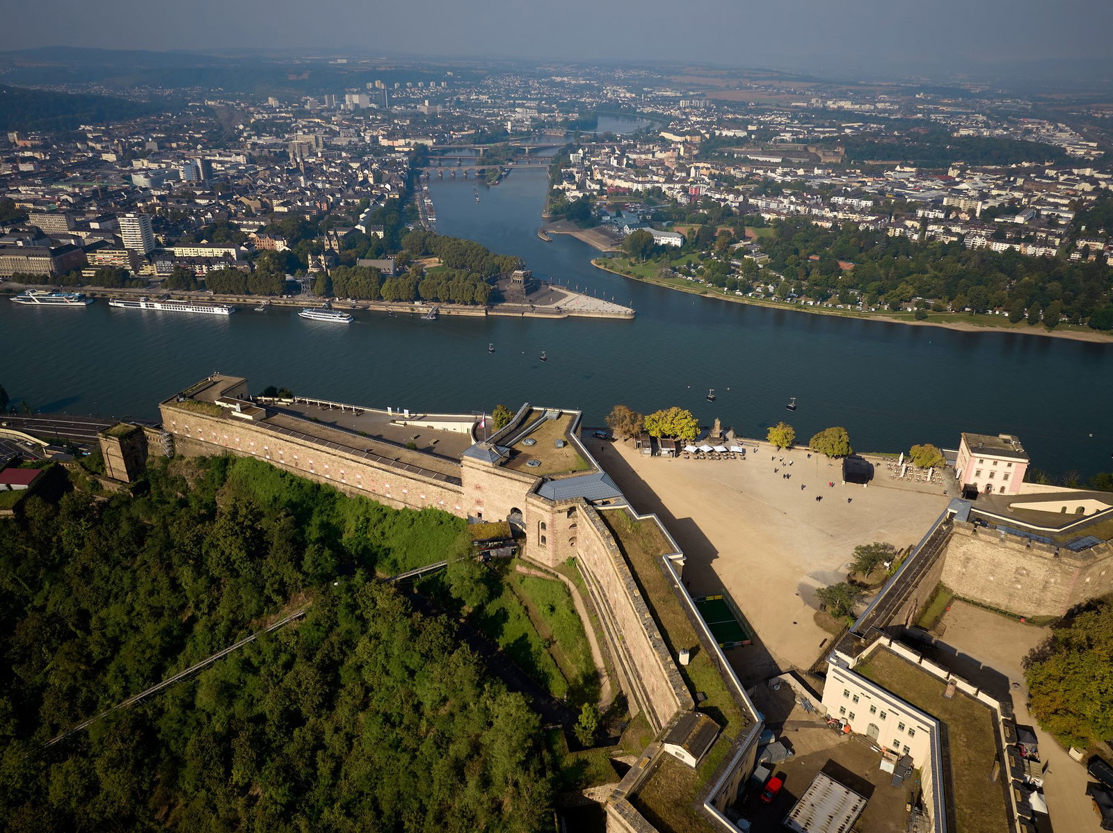Am Deutschen Eck in Koblenz fließt die Mosel in den Rhein, genau dort ist die Wassertemperatur derzeit besonders hoch. (Archivbild)