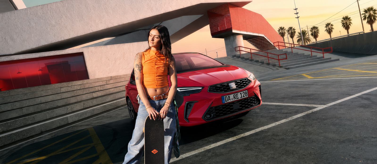Filiz steht vor dem SEAT Ibiza
