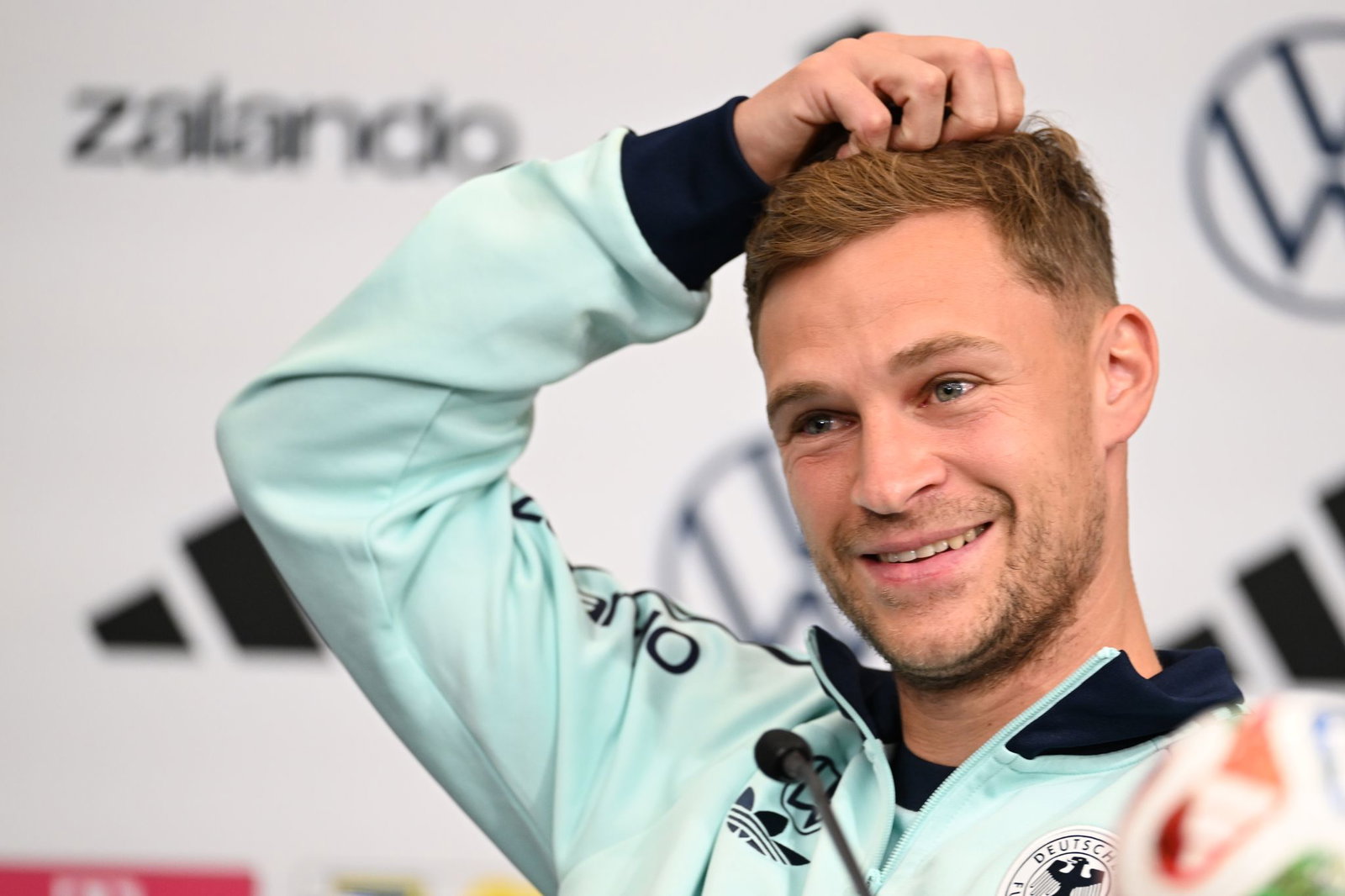 Joshua Kimmich berichtet über die Tierwelt im WM-Camp. 