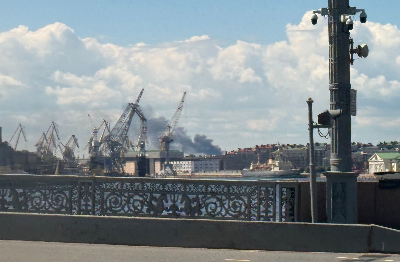 Während des Wirtschaftsforums in St. Petersburg brannte schon am Mittwoch eine Ölraffinerie nach einem ukrainischen Drohnenangriff. (Archivbild)