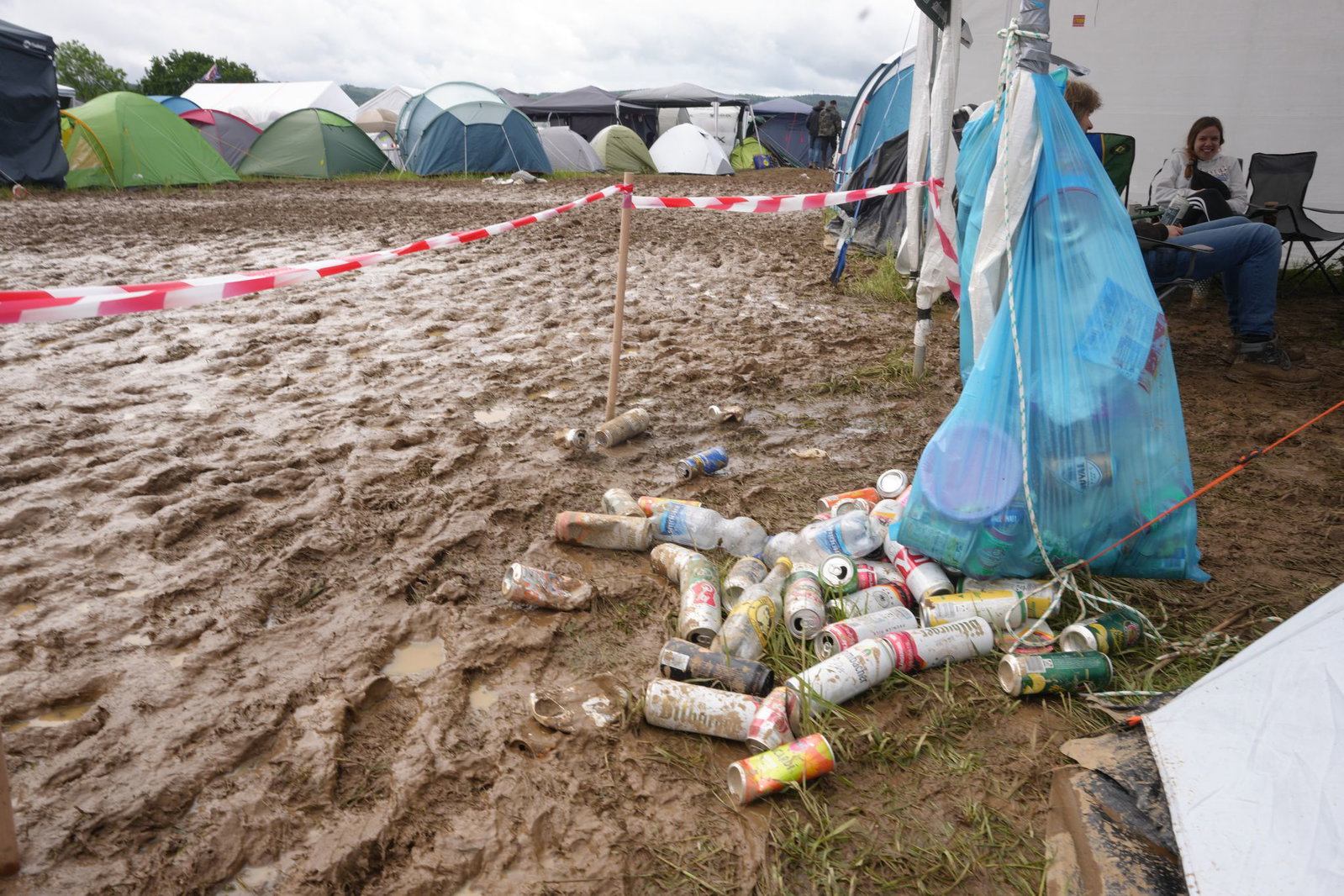Leere Dosen sind nur ein Beispiel für Müll, der bei einem Festival anfallen kann. 