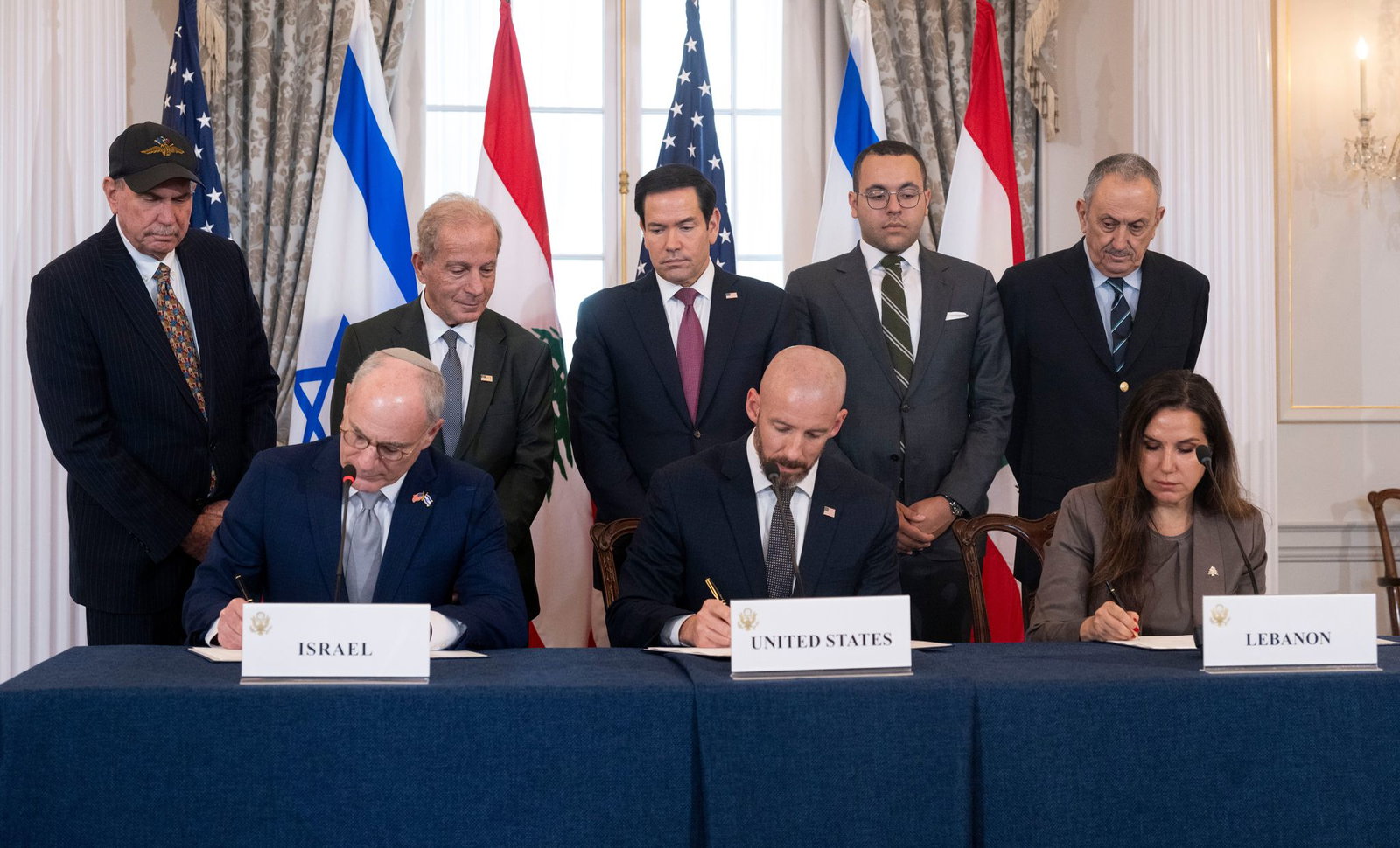Vertreter des Libanons und Israels unterzeichnen ein Rahmenabkommen in Washington. 