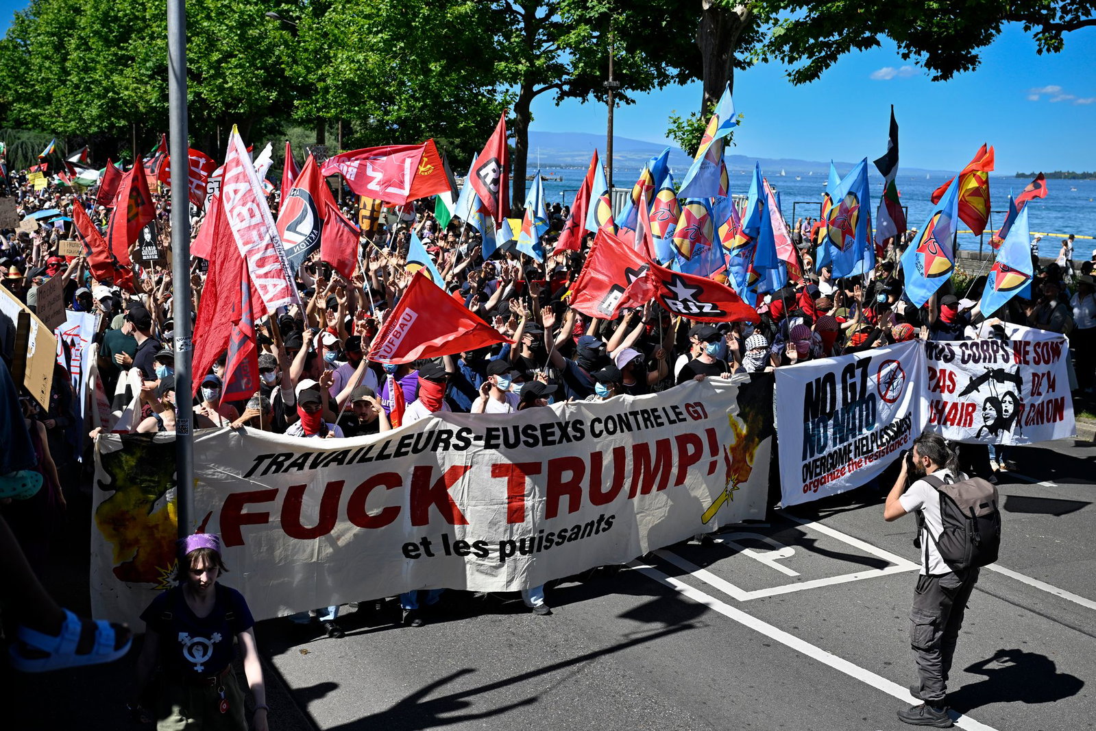 In Frankreich dürfen die G7-Gegner nicht protestieren, so weichen sie auf die Schweizer Seite des Genfersees aus. 