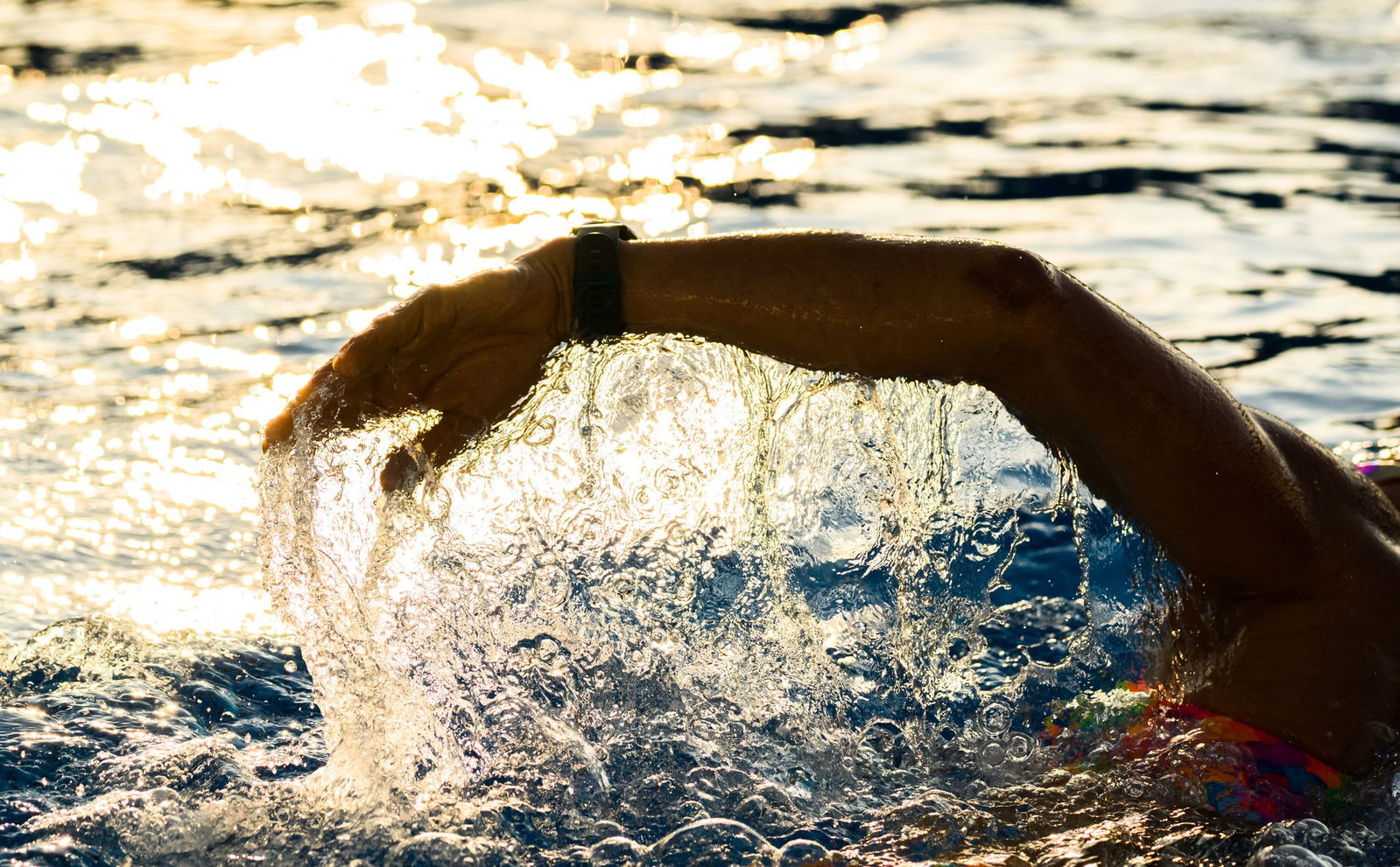 Mehrere Jugendliche vergnügten sich nachts im Freibad. (Symbolbild)
