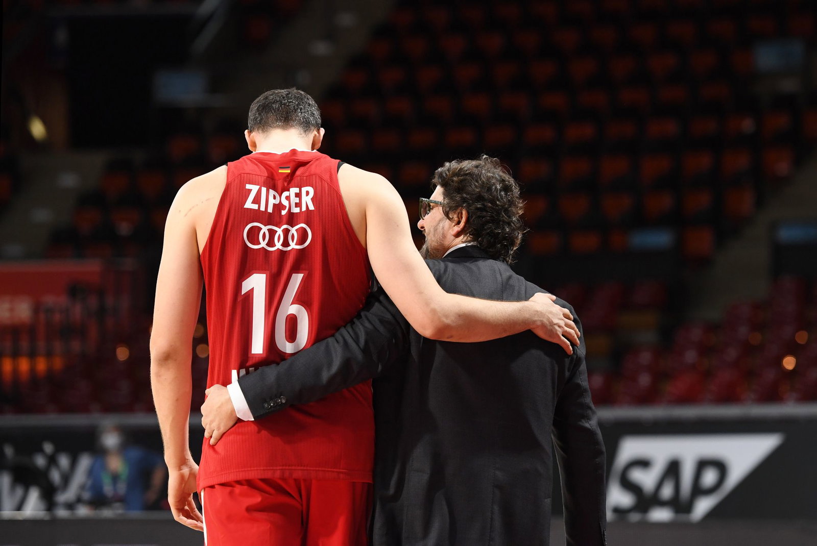 Paul Zipser (l) erlebt in München den schwersten Moment seiner Karriere. (Archivbild)