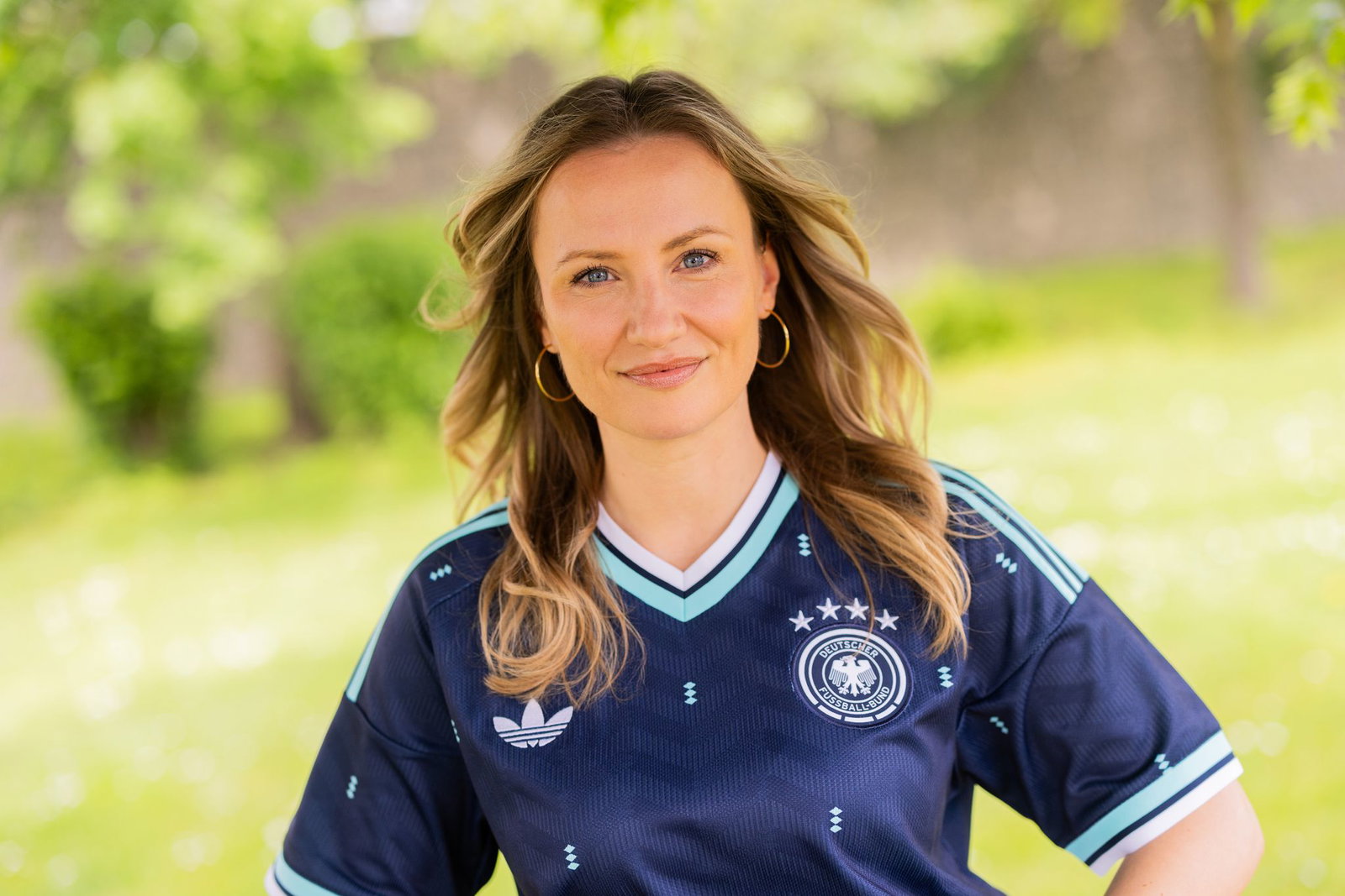 Schauspielerin Ania Niedieck interessierte sich früher nicht so sehr für Fußball - das hat sich durch ihre Tochter geändert.