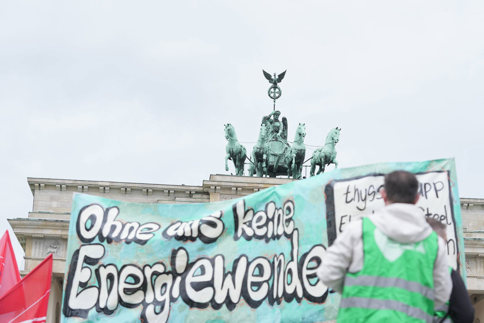 Unter dem Motto «Stahl hat Zukunft – bei uns!» marschierten in Berlin Stahlarbeiter vom Brandenburger Tor zum Bundeswirtschaftsministerium.