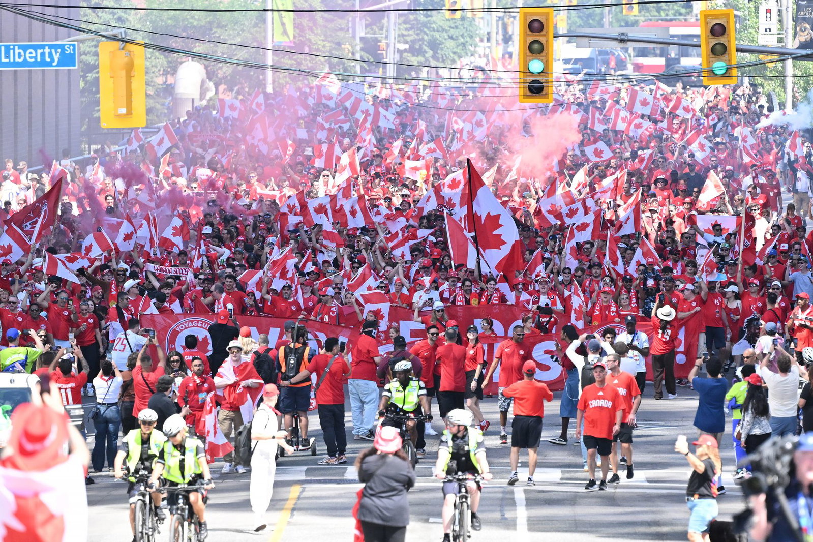 Kanadas Fans auf dem Weg zum Stadion.