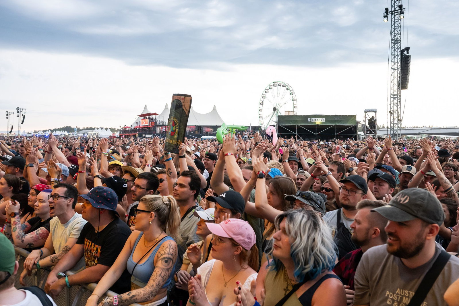 Zahlreiche Festivalbesucher verfolgten den Auftritt der Band A Day to Remember auf dem Southside-Festival. Nur wenige Minuten später wurde das Festival unterbrochen.