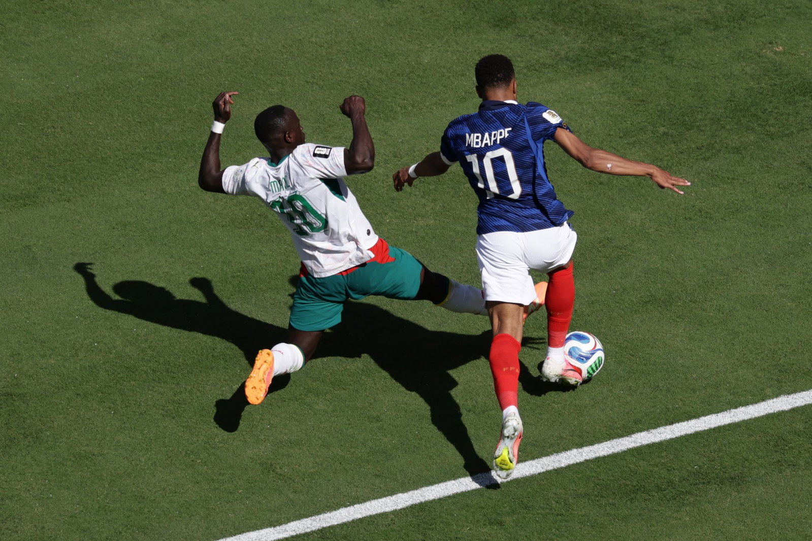 Sadio Mané (l) bringt Kylian Mbappé zu Fall - doch Elfmeter gab es nicht.
