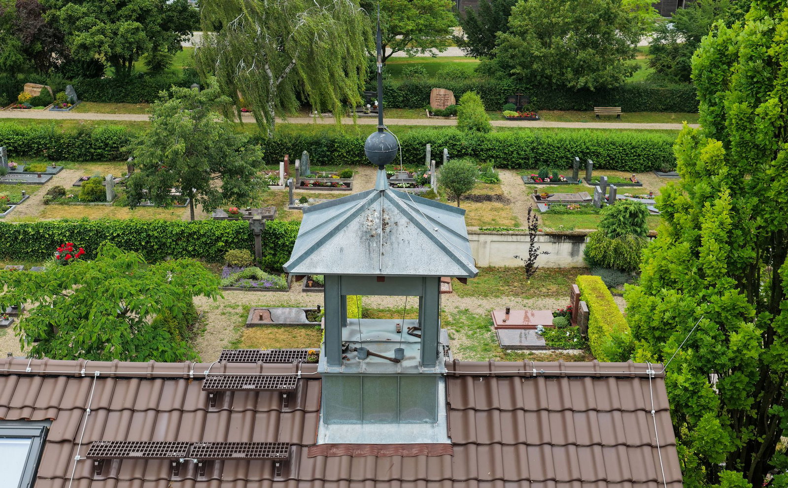 Der leere Glockenturm von der Friedhofskapelle in Edingen im Rhein-Neckar-Kreis. 