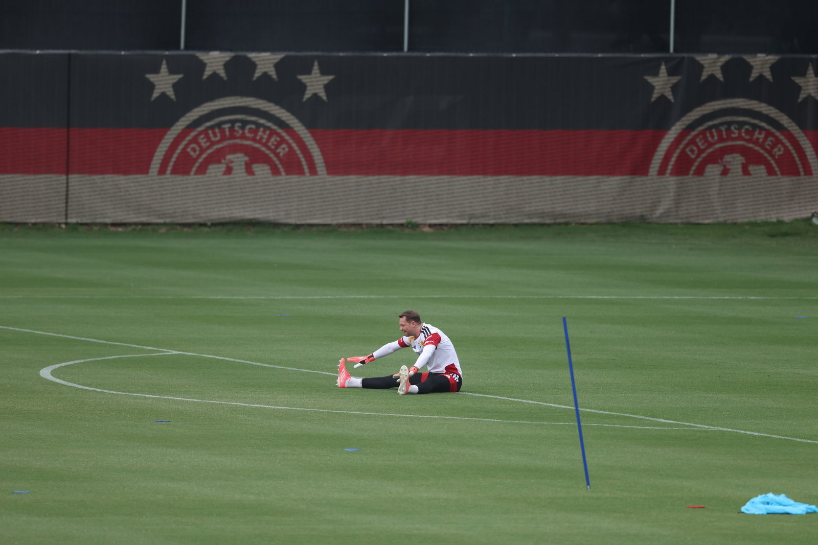 Im Training tastet sich Neuer an die WM-Form heran. 