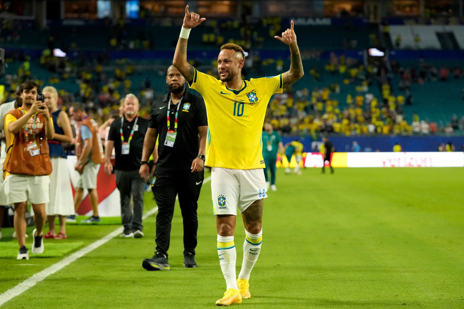 Umjubelter Star: Brasiliens Neymar nach dem 3:0-Sieg gegen Schottland.