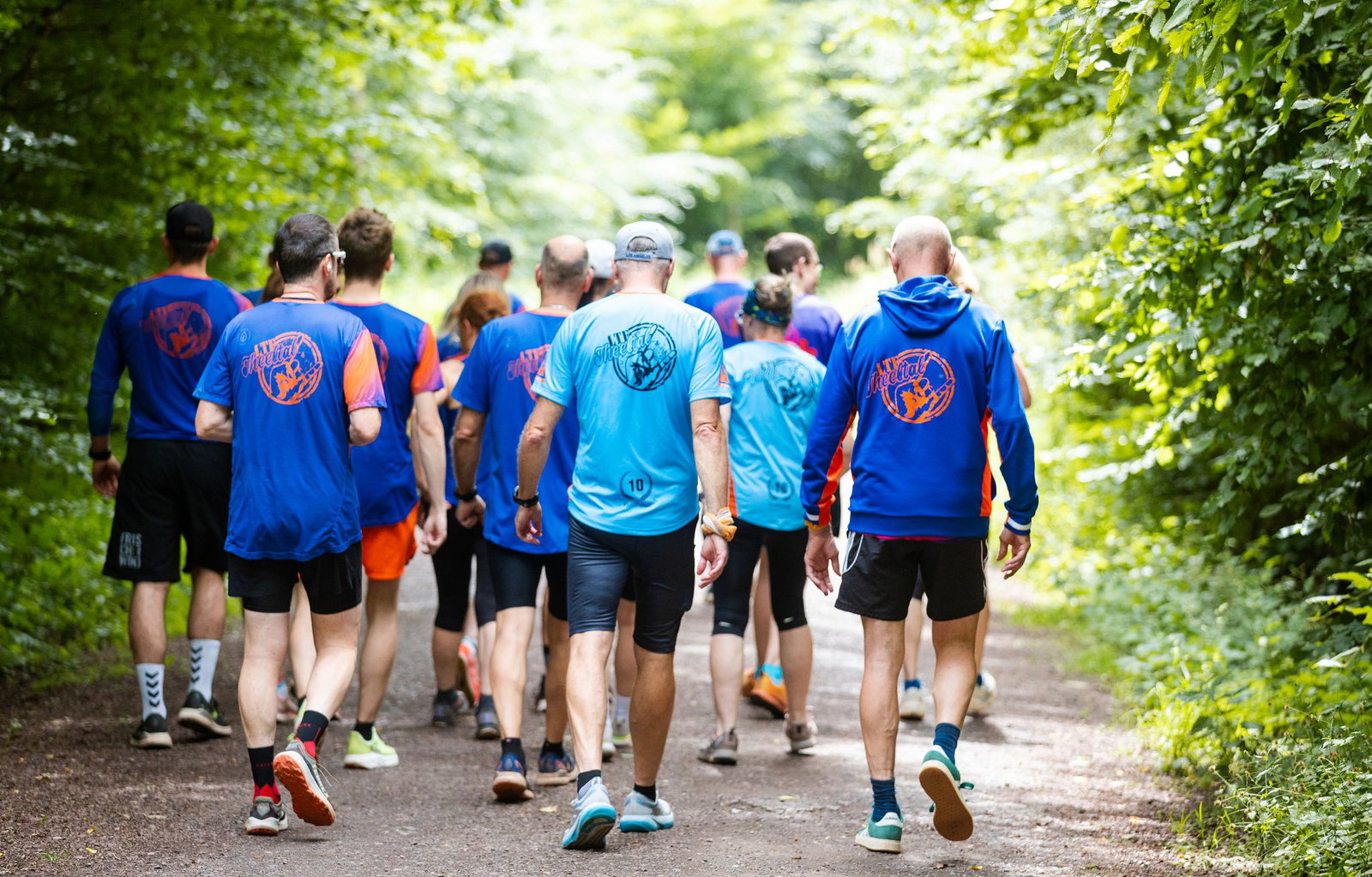 Gemeinsam statt allein: Fynn Thome trainiert mit Läuferinnen und Läufern der LTF Theeltal für die Wettbewerbe der Special Olympics.
