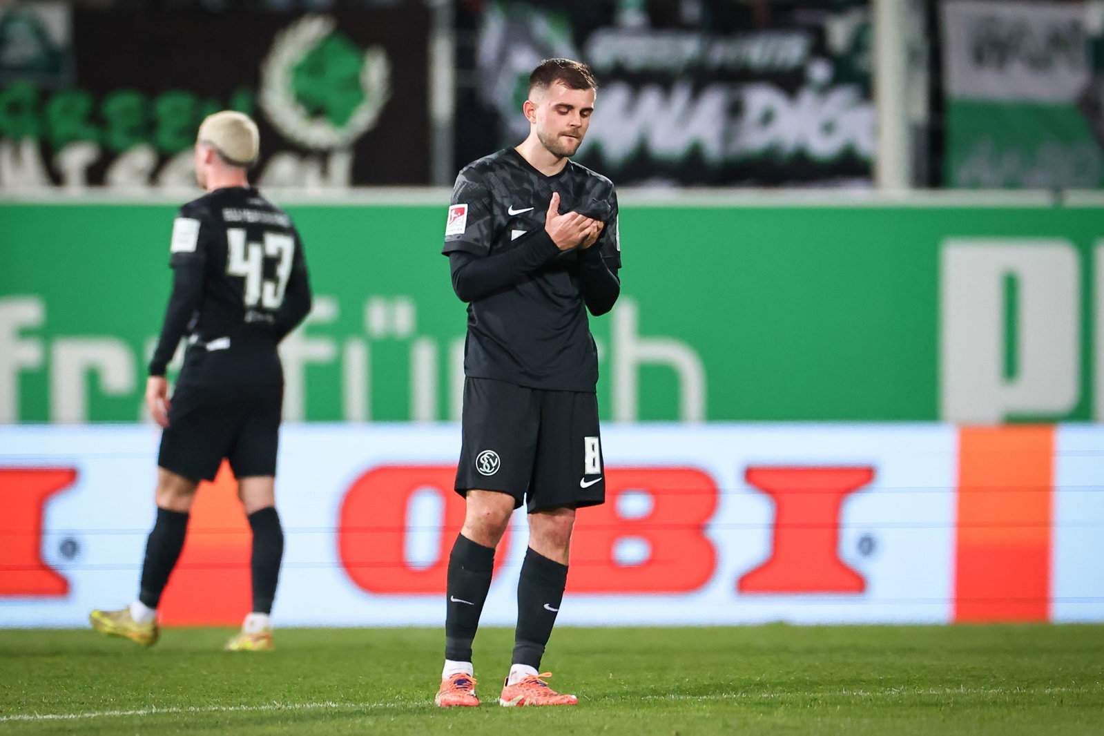Lukasz Poreba (r) bleibt der SV Elversberg in der Bundesliga erhalten. (Archivbild)