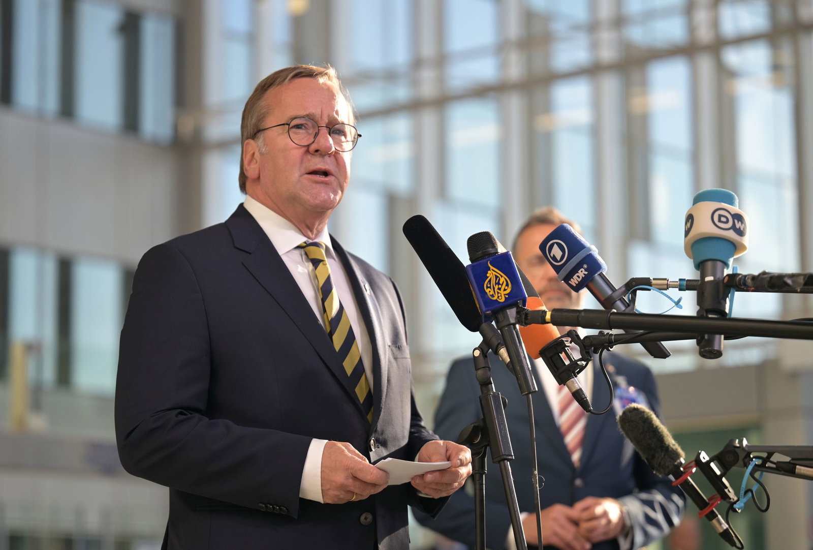 Die Marine verlegt derzeit zwei Schiffe in Richtung der Straße von Hormus - das gab Verteidigungsminister Pistorius bei einem Treffen mit seinen Nato-Kollegen in Brüssel bekannt. 