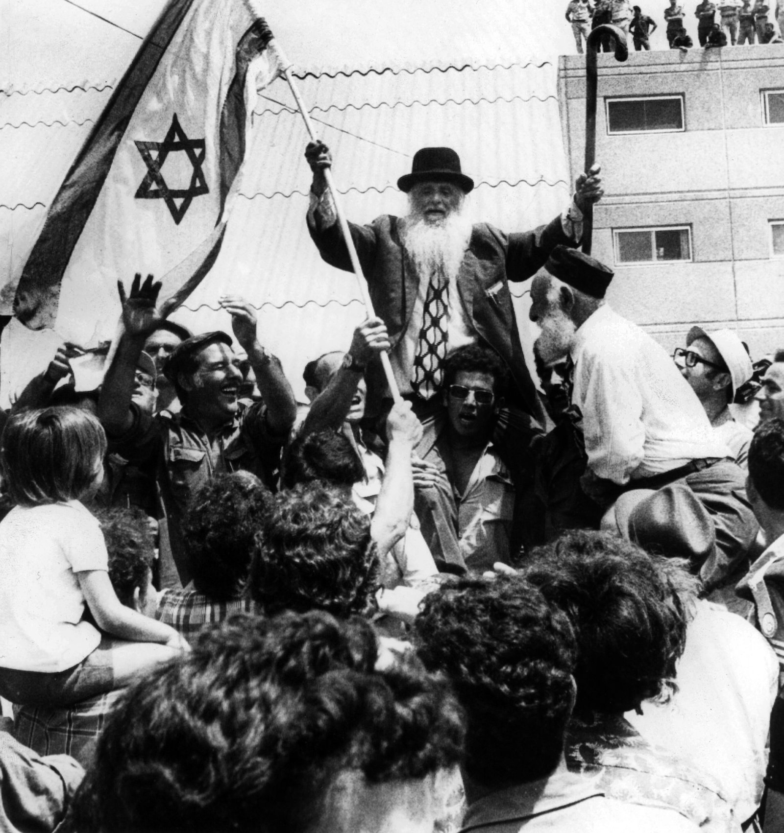 Verwandte und Freunde bejubeln im Juli 1976 auf dem Ben Gurion Flughafen in Tel Aviv die Rückkehr der Geiseln. (Archivbild)