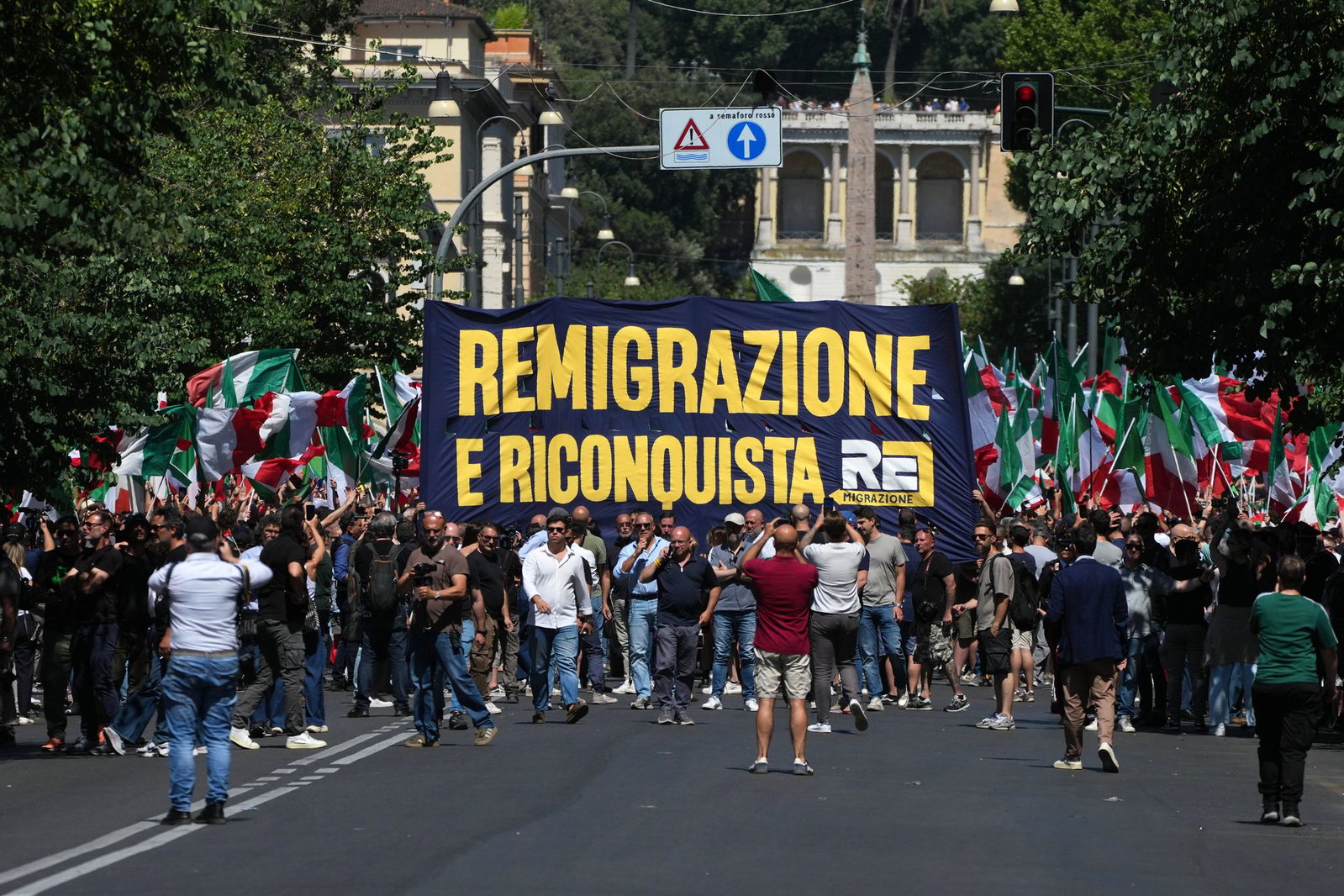 Eine von rechtsextremen Gruppen organisierte Demonstration findet in Rom statt. 