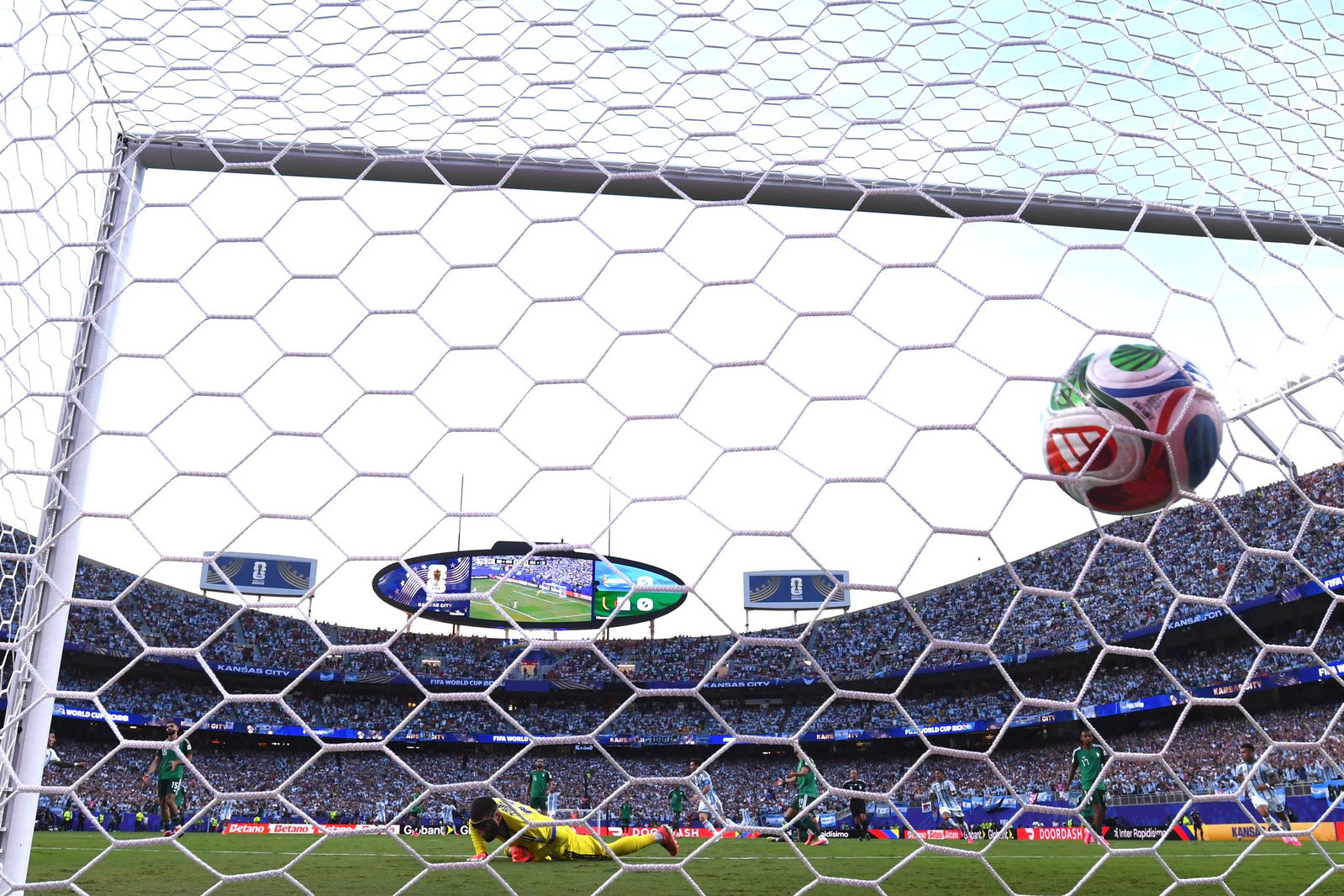 Der Ball schlägt zum Tor ein.