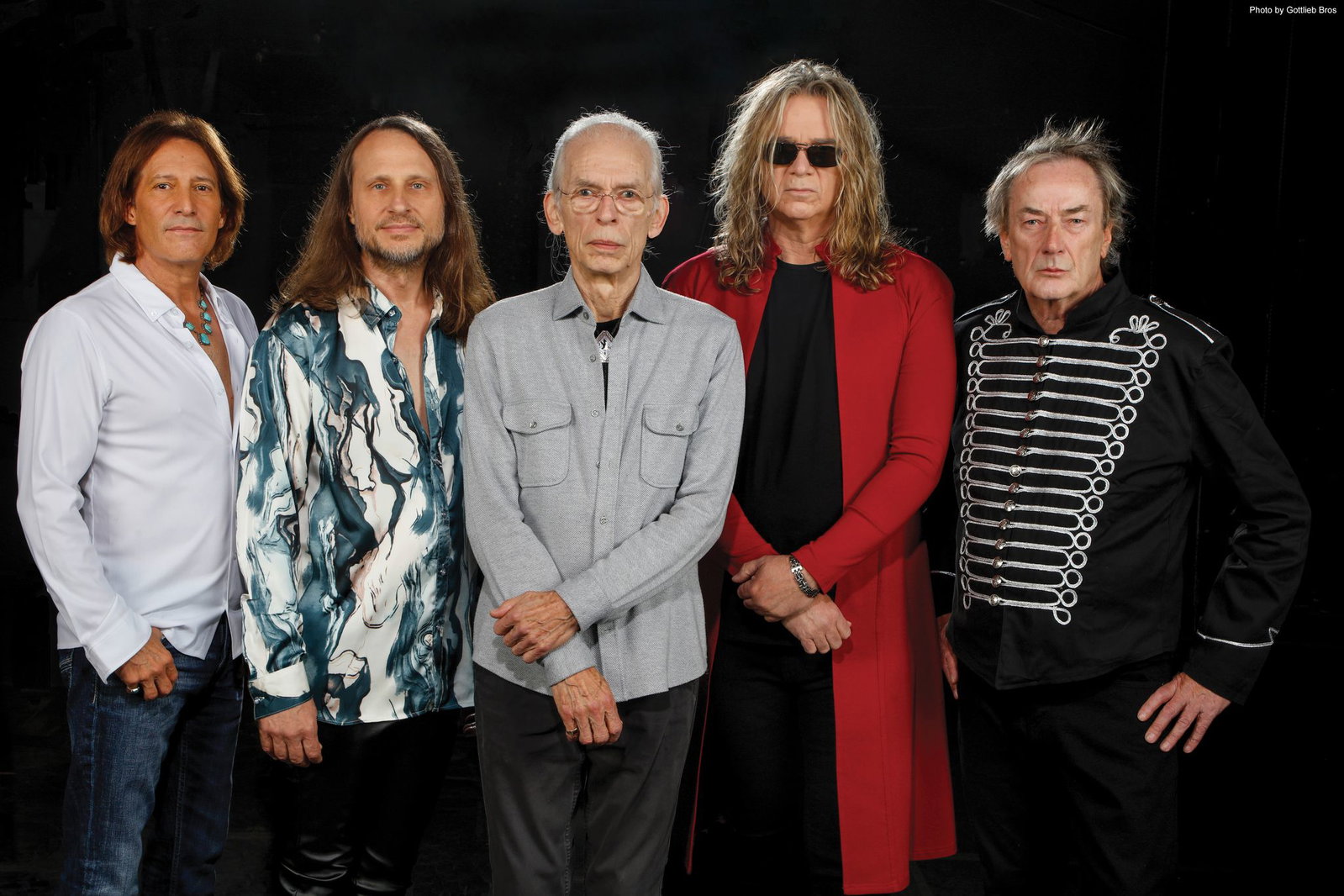 Die Progressive-Rock-Band Yes: Jay Schellen (l-r), Jon Davison, Steve Howe, Billy Sherwood, Geoff Downes.