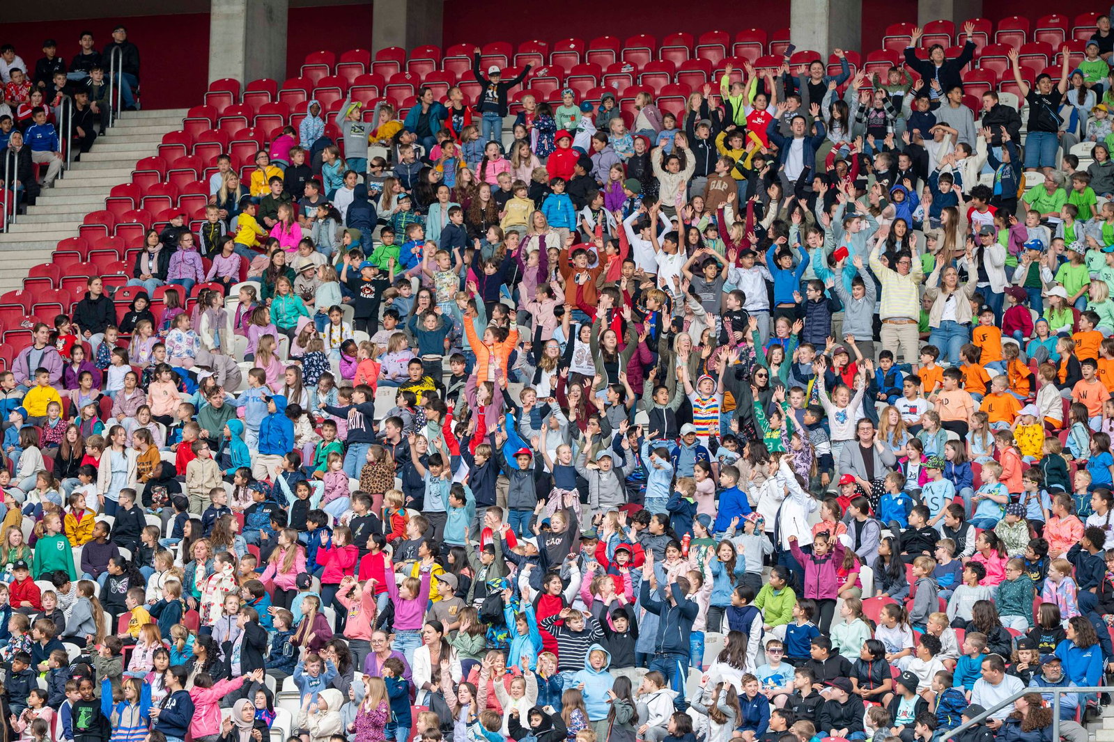 Kinder lesen Gedicht in Mainzer Stadion für Weltrekord.