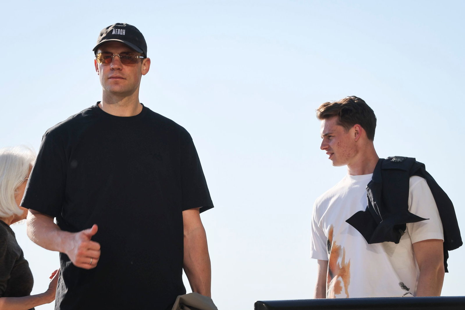 Manuel Neuer (l.) und Jonas Urbig (r.) gehen in Chicago spazieren. 