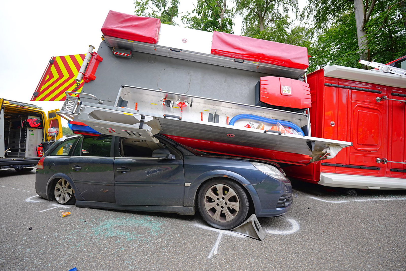 Ein Feuerwehrauto der US-Army ist bei Stuttgart auf ein Auto gekippt.